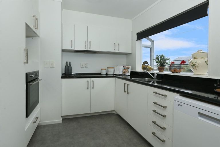 Photo of property in 2/37 Rhinevale Close, Henderson, Auckland, 0612
