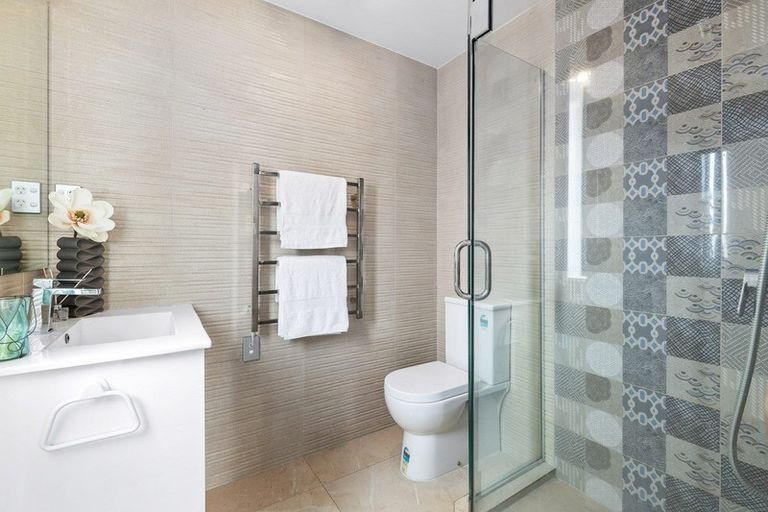 Photo of property in 4225a Great North Road, Glendene, Auckland, 0602