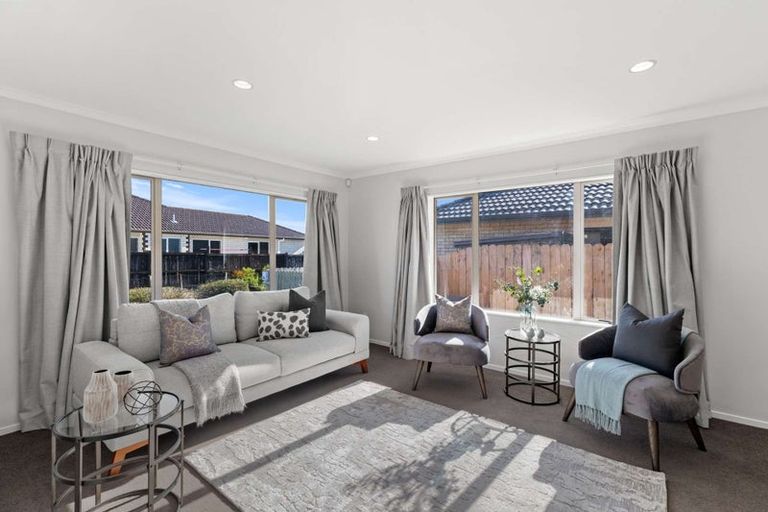 Photo of property in 37 Breaker Grove, Waiuku, 2123