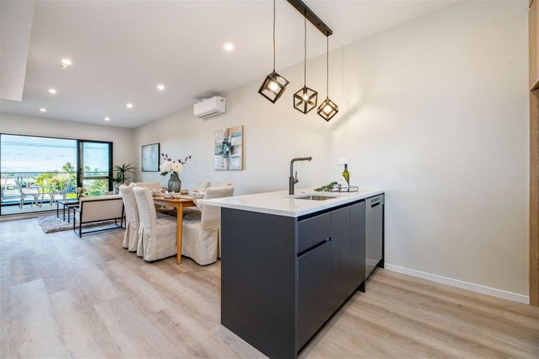 Photo of property in 2/644 Te Atatu Road, Te Atatu Peninsula, Auckland, 0610