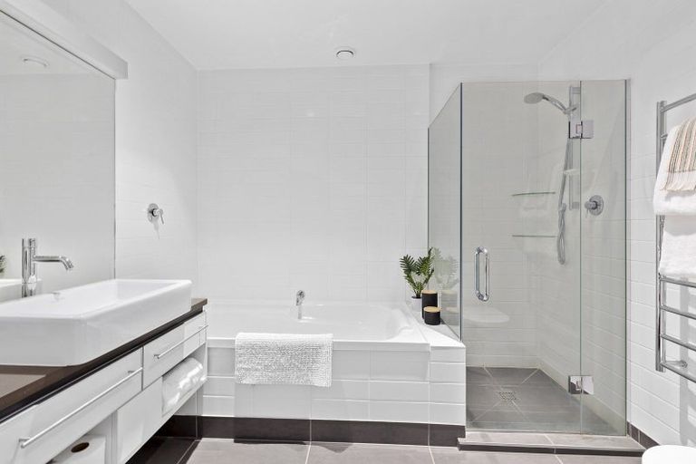 Photo of property in Patent 326 Apartments, 407s/326 Evans Bay Parade, Hataitai, Wellington, 6021