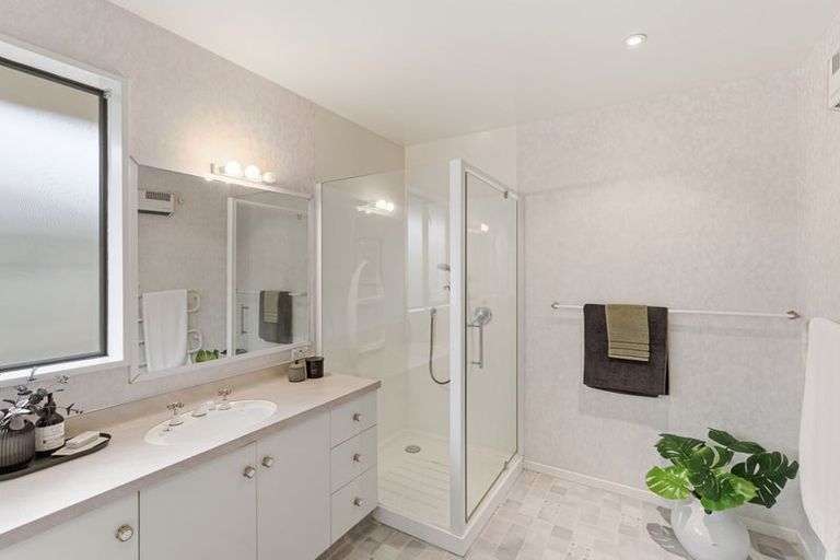 Photo of property in 12 Hatfield Place, Avonhead, Christchurch, 8042