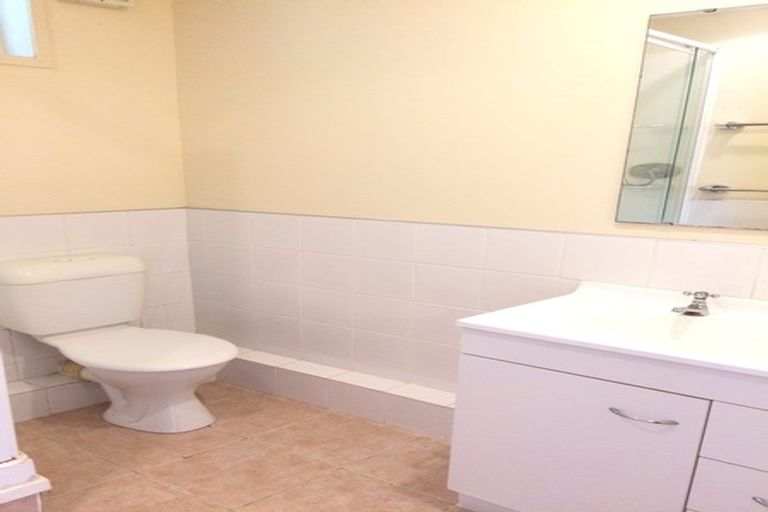 Photo of property in 1/179 Carlisle Road, Northcross, Auckland, 0632