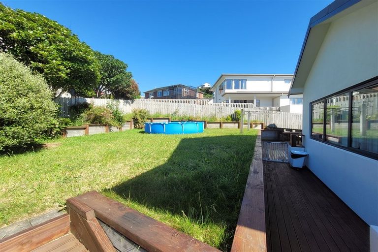Photo of property in 28 Tamworth Crescent, Newlands, Wellington, 6037