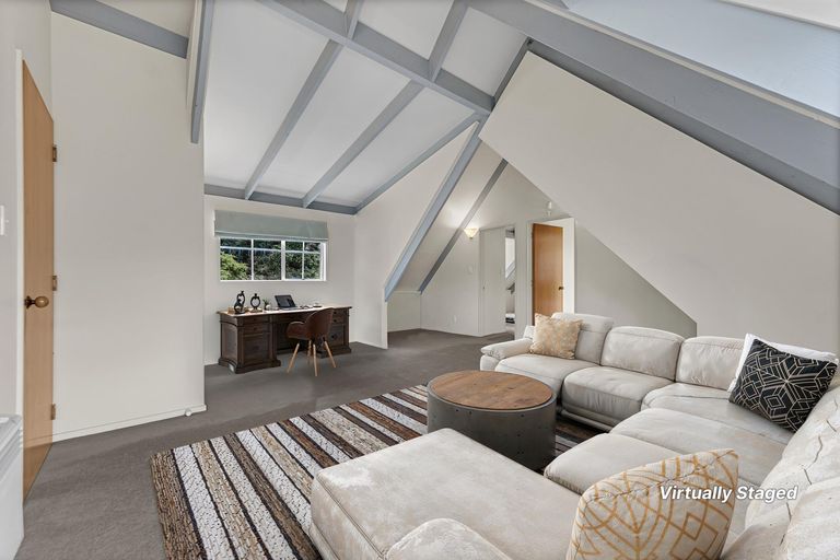 Photo of property in 100 Eugenia Rise, Goodwood Heights, Auckland, 2105