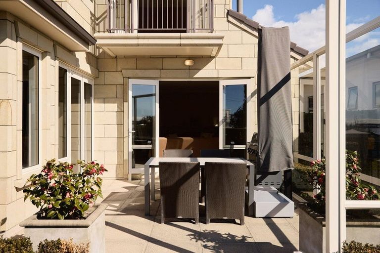 Photo of property in 1 Edgecumbe Road, Tauranga, 3110