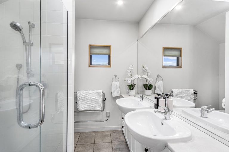 Photo of property in 100 Straven Road, Fendalton, Christchurch, 8014