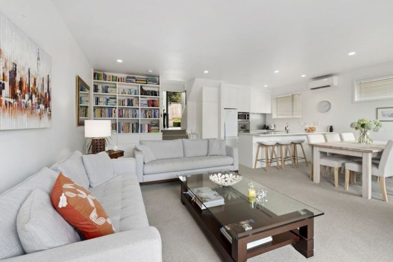 Photo of property in 7/270 Sunset Road, Windsor Park, Auckland, 0632