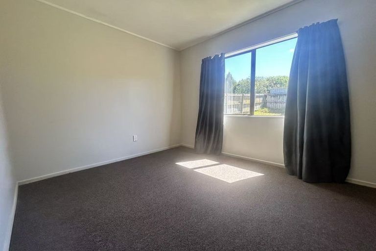 Photo of property in 1/21 Lowtherhurst Road, Massey, Auckland, 0614