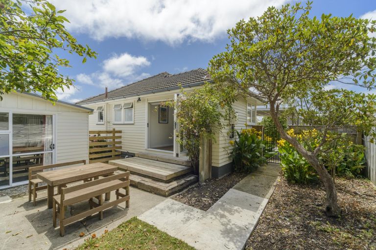 Photo of property in 24 Manchester Street, Takaro, Palmerston North, 4412
