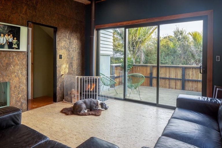 Photo of property in 132 Seaview Road, Piha, New Lynn, 0772