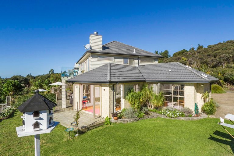 Photo of property in 121 Wade River Road, Stanmore Bay, Whangaparaoa, 0932