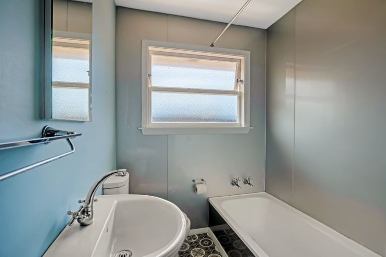 Photo of property in 2/28 Aikmans Road, Merivale, Christchurch, 8014