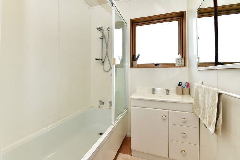 Photo of property in 16 Kaipara Crescent, Helensville, 0800