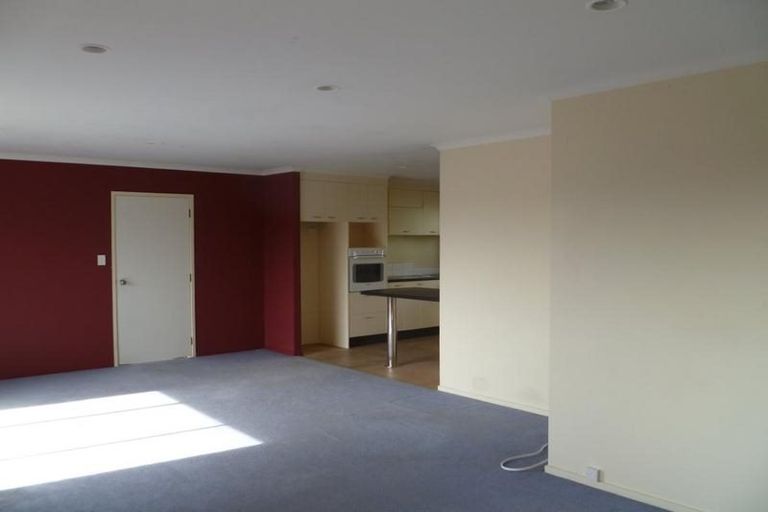 Photo of property in 17a Chesterton Terrace, Henderson, Auckland, 0612