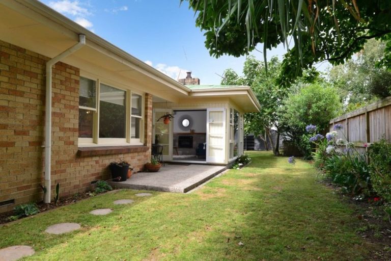 Photo of property in 16 Forest Lake Road, Forest Lake, Hamilton, 3200