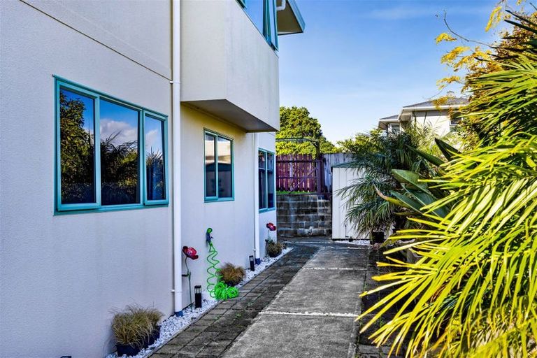 Photo of property in 3a Hillcrest Street, Glen Avon, New Plymouth, 4312