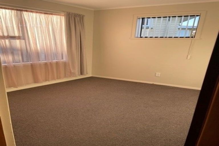 Photo of property in 39 Cotswold Crescent, Newlands, Wellington, 6037