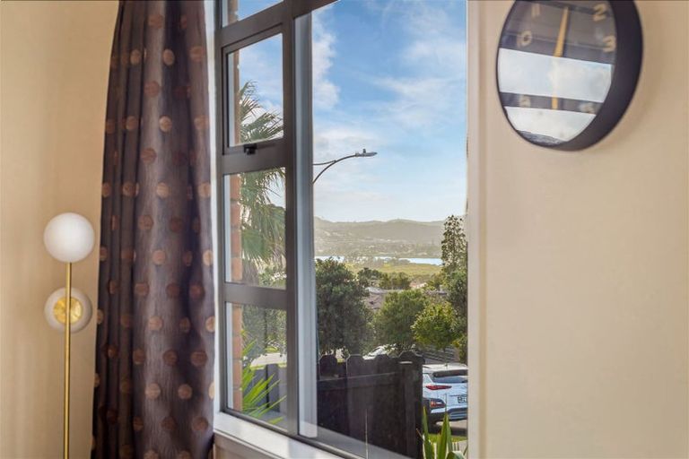 Photo of property in 10 Seamount Drive, Red Beach, 0932