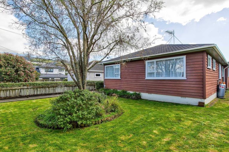 Photo of property in 17 Mclellan Street, Tawa, Wellington, 5028