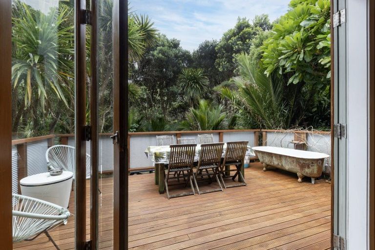 Photo of property in 33 Glenesk Road, Piha, New Lynn, 0772