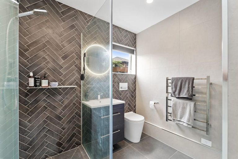 Photo of property in 2/18 Parr Terrace, Castor Bay, Auckland, 0620