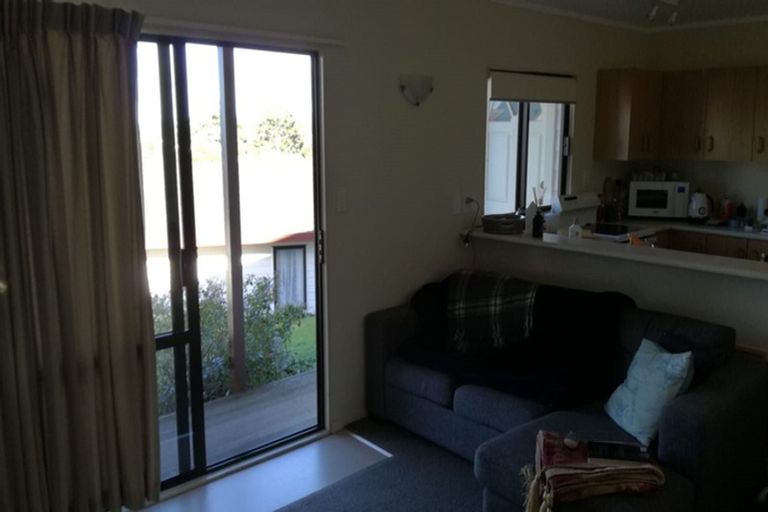 Photo of property in 20 Van Dyke Place, West Harbour, Auckland, 0618