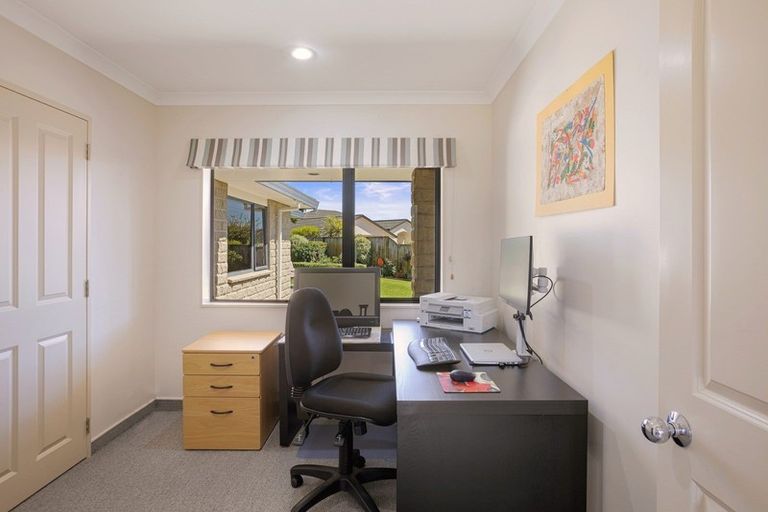 Photo of property in 10 Quadrant Heights, Paraparaumu, 5032