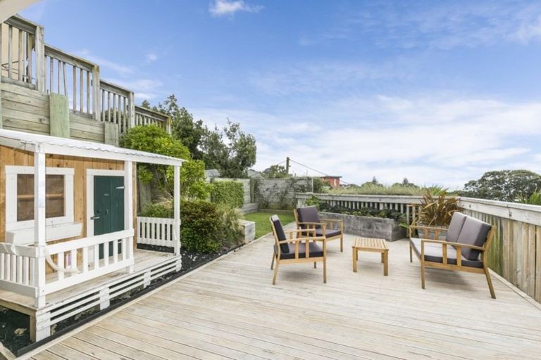 Photo of property in 16 View Road, Titahi Bay, Porirua, 5022