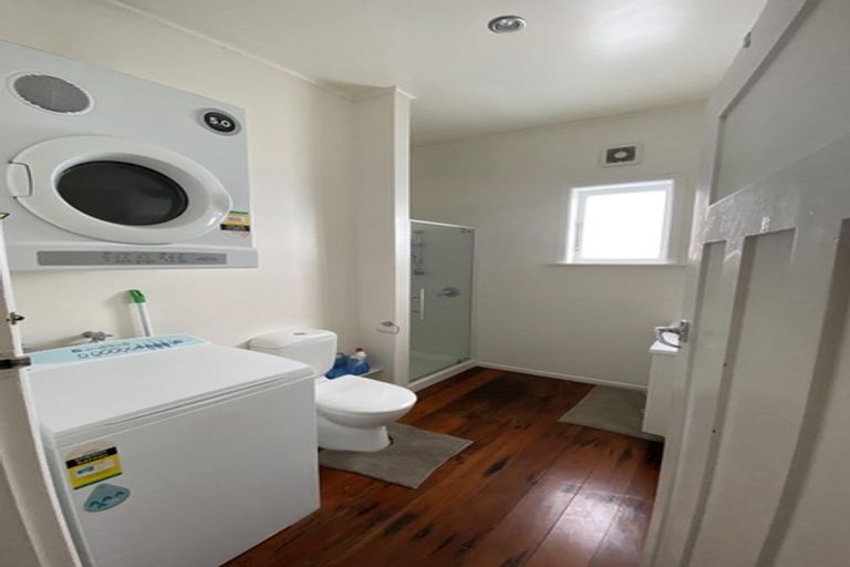 Photo of property in 136 Northland Road, Northland, Wellington, 6012