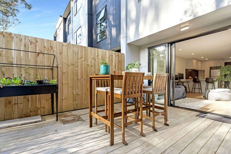 Photo of property in 27 Tokai Place, Glen Eden, 0602