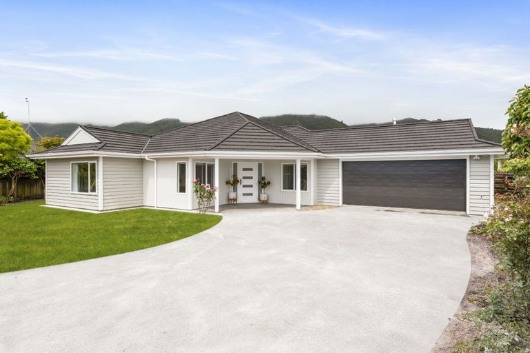 Photo of property in 13 Runanga Grove, Waikanae, 5036
