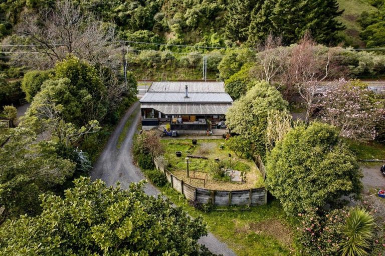 Photo of property in 192 Main Road South, Raumati South, Paraparaumu, 5032