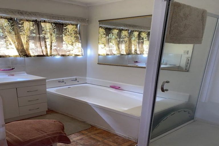 Photo of property in 1/64 Aviemore Drive, Highland Park, Auckland, 2010