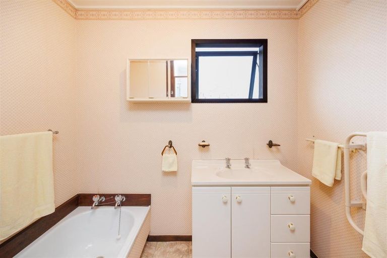 Photo of property in 12a Oxford Street, Marton, 4710