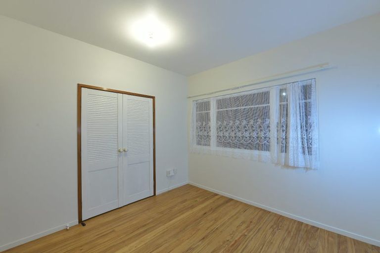 Photo of property in 32 Te Atatu Road, Te Atatu South, Auckland, 0610