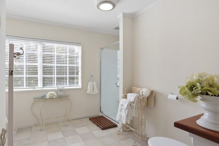 Photo of property in 2/21 Deane Avenue, Titirangi, Auckland, 0604