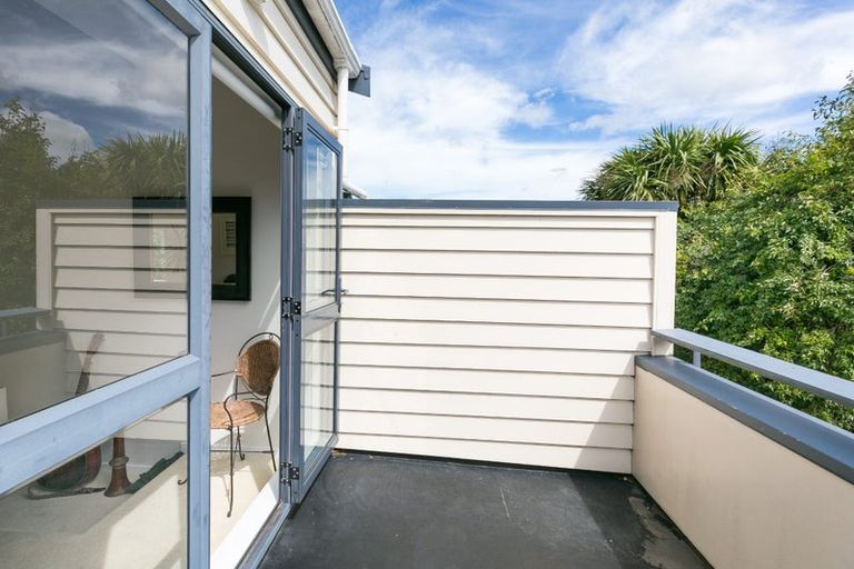 Photo of property in 28 Lawson Place, Mount Victoria, Wellington, 6011
