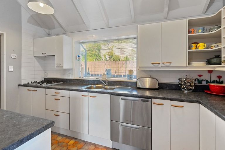 Photo of property in 2/112a Moncks Spur Road, Redcliffs, Christchurch, 8081