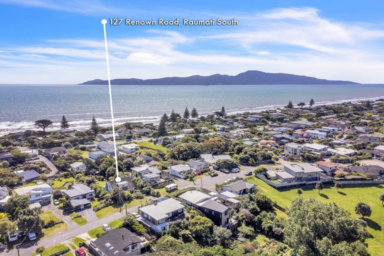Photo of property in 127 Renown Road, Raumati South, Paraparaumu, 5032