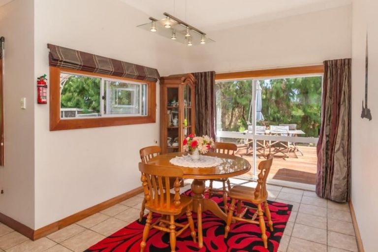 Photo of property in 290 Heatherlea Road East, Levin, 5571