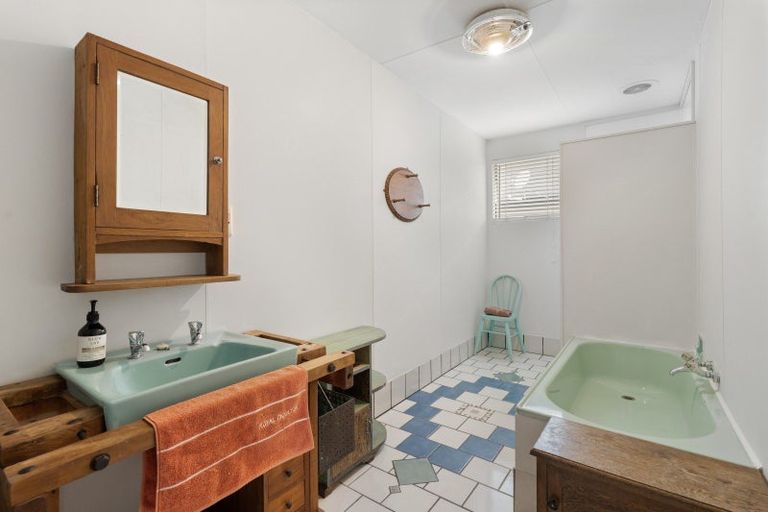 Photo of property in 104 Beverley Terrace, Whangamata, 3620