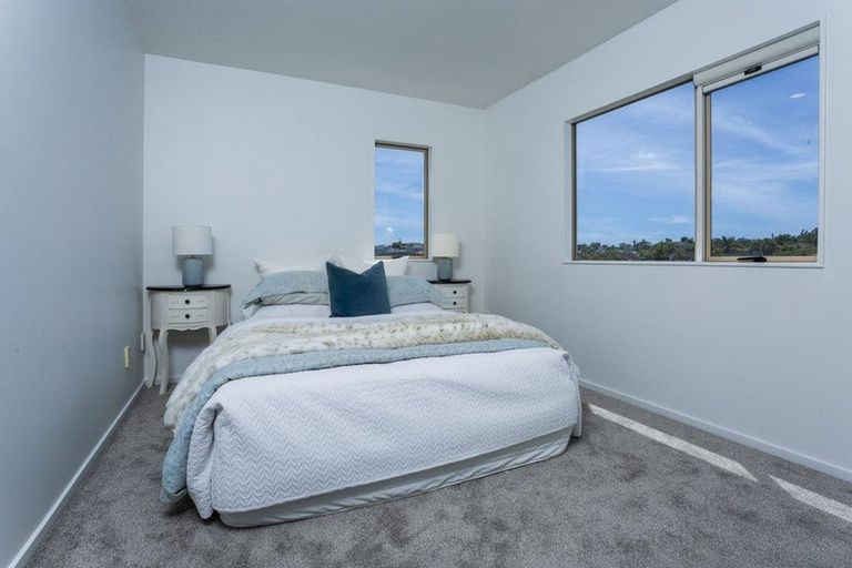 Photo of property in 78 Medallion Drive, Oteha, Auckland, 0632