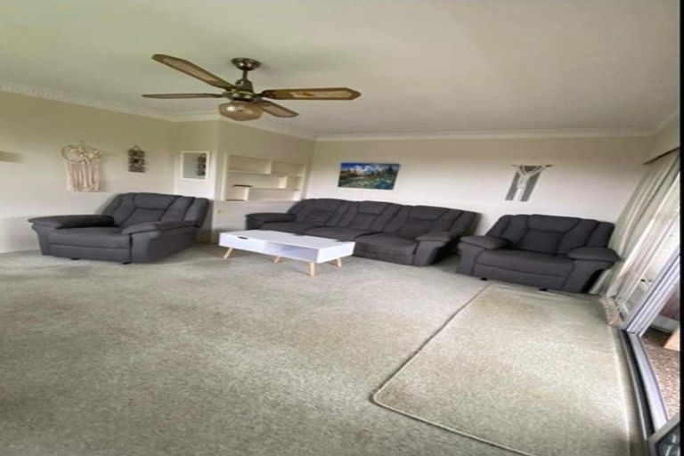 Photo of property in 1/86 Lincoln Park Avenue, Massey, Auckland, 0614