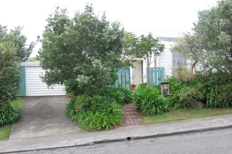 Photo of property in 1 Rice Crescent, Newlands, Wellington, 6037