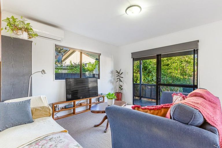 Photo of property in 1/6 Peterhouse Place, West Harbour, Auckland, 0618