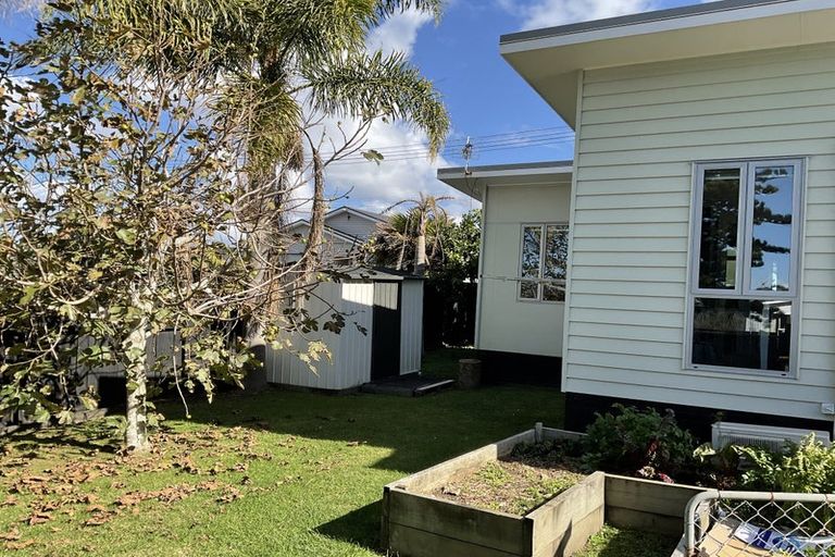 Photo of property in 15 Old Lake Road, Narrow Neck, Auckland, 0624