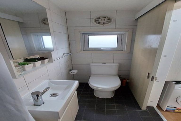 Photo of property in 19 Rauhuia Crescent, Parau, Auckland, 0604