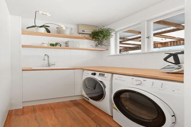 Photo of property in 10 Edgerton Road, Te Atatu Peninsula, Auckland, 0610