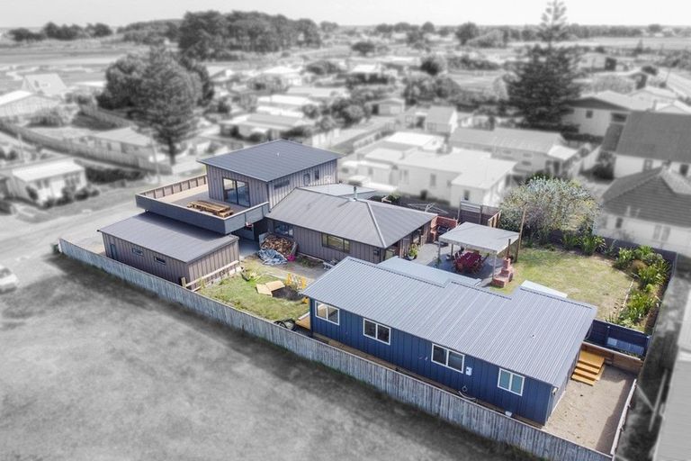 Photo of property in 27 Hall Place, Foxton Beach, Foxton, 4815